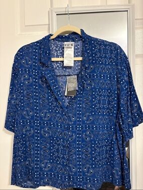 IML Blue Paisley Short-Sleeve Button-Down Shirt size Large PtP 23 in. L 23 1/2